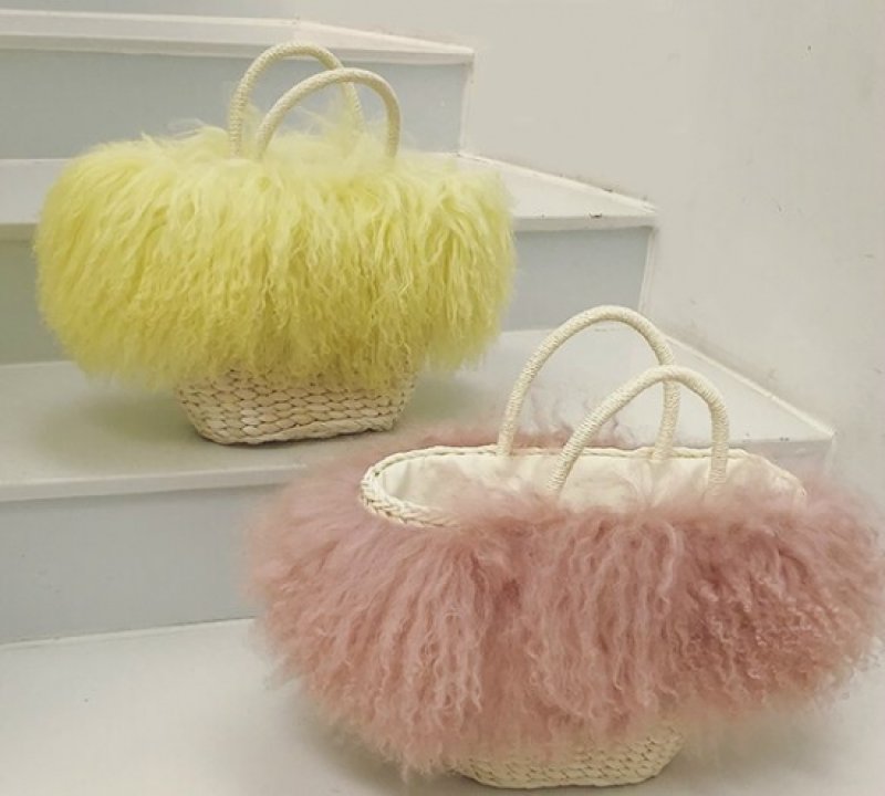 画像2: women's  wool fur grass straw handcuffs hand shoulder basket bagリアルモンゴリアファー付きバスケットかごトートバック (2)
