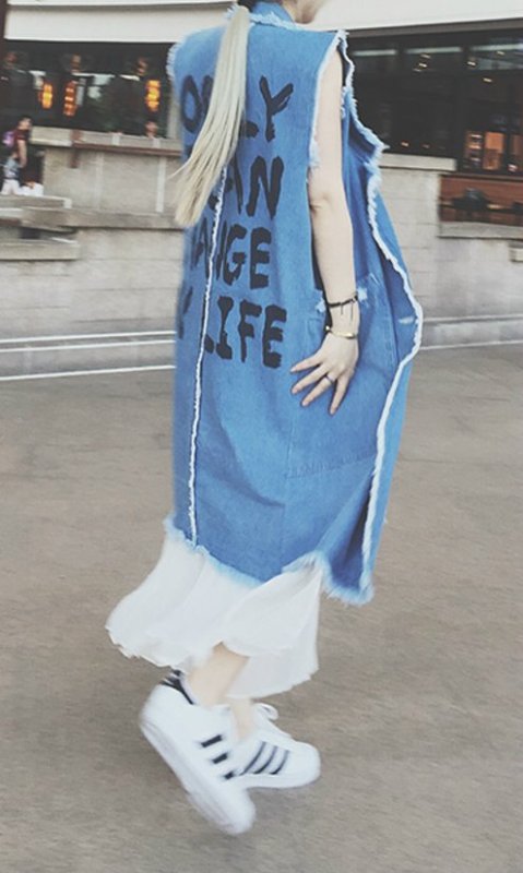 画像2: デニム インディゴ フリンジ バックロゴ入り ロングベスト  (2)