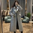 画像4: Women Houndstooth double breasted coat with mink cuff リアルミンクファー襟 パールボタン 千鳥格子 チェックツイードロングコート シープスキンライナー付き  (4)