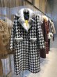 画像2: Women Houndstooth double breasted coat with mink cuff リアルミンクファー襟 パールボタン 千鳥格子 チェックツイードロングコート シープスキンライナー付き  (2)