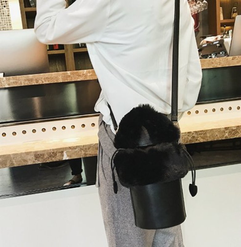 画像7: Small with fur plush bucket tote shoulder Messenger bagファー付トート　ショルダースモールハンドバッグ (7)