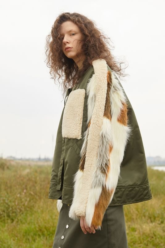 画像2: Woman's  original designer sleeves long hair stitching pilot cotton coat Blouson jacket スリーブファー付きアーミーMA1スタイルブルゾンジャケット ジャケット コート (2)