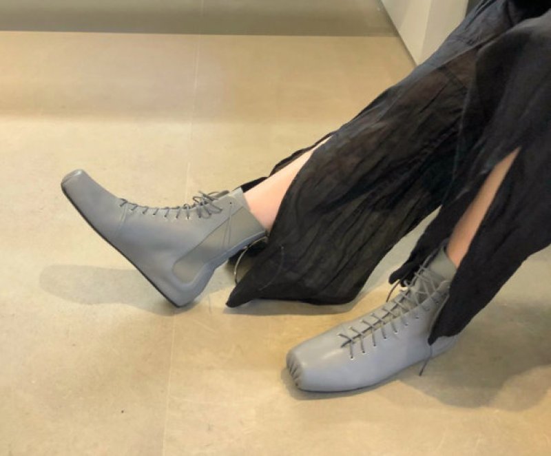 画像8:  women's  leather pleated square head Chelsea short boots  catwalk flat boots シンプルレザーレースアップフラットサイドゴアショートマーチンブーツキャット ブーティブーツ　 (8)