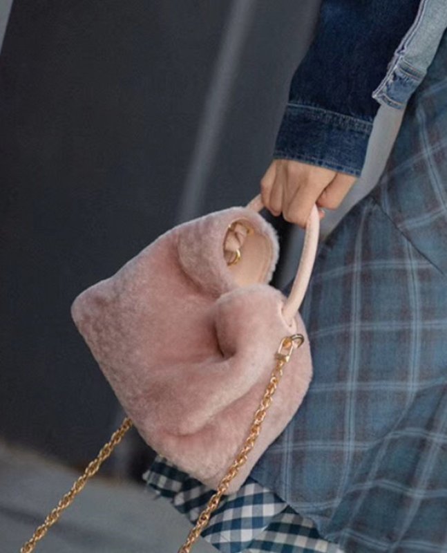 画像13: Woman’s  small designer leather lamb hair chain shoulder slung bucket bag handbag リアルレザー&シープスキンファー スモールトート ショルダー ハンドバッグ (13)