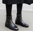 画像8:  women's  flat Martin boots round head single bare boots　フラット本革レザースタッズベルト付きアンクルショートブーツ ブーティマーティンブーツ  (8)