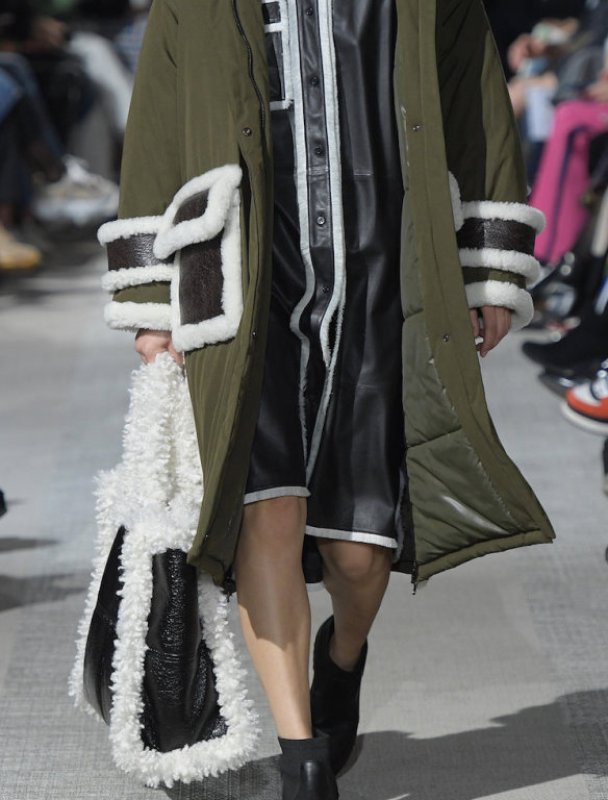 画像8: Woman’soil wax stitching imitation lamb hair handbagモコモコファー付きスクエアトートショルダー ハンドバック メンズにも (8)