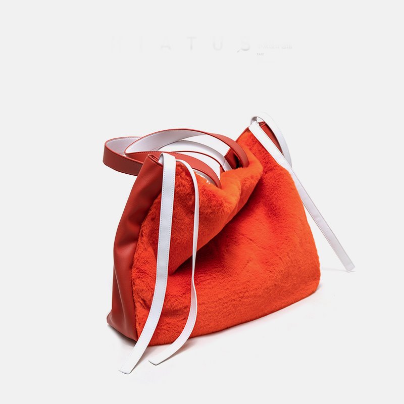 画像2: Woman’s  oversized shopping bag soft and comfortable fur plush color matching large tote bag ファー ラージトートバッグ ショルダーバック  (2)