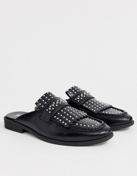 画像1: Men's DESIGN backless mule loafer in black faux leather with fringe and studding detaiバックレスミュールローファーフリンジとスタッズディテール付きブラックフェイクレザーl (1)