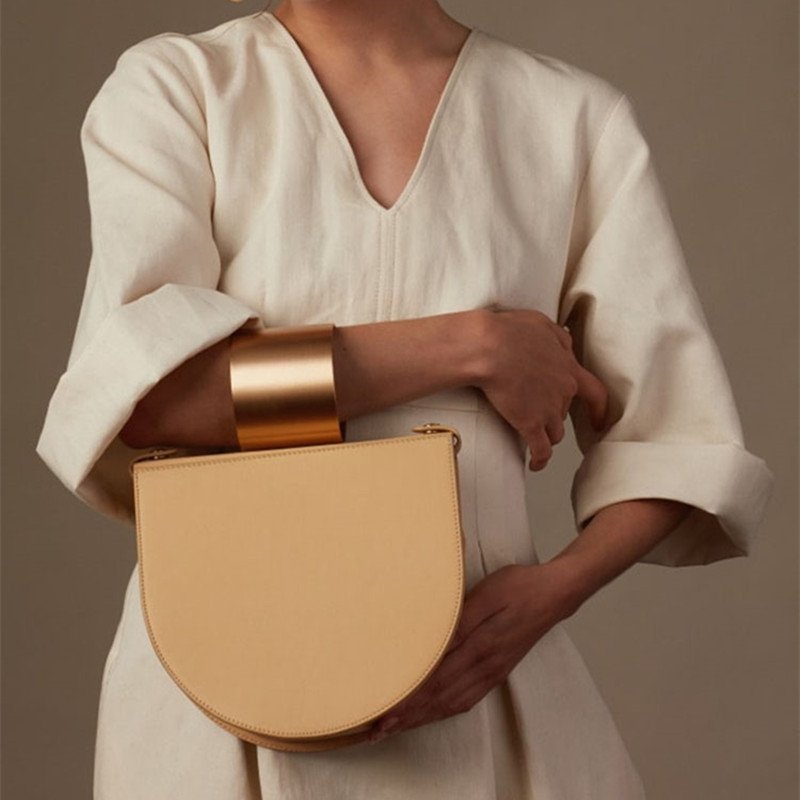 画像4: Woman’s metal bracelet single shoulder strap saddle bag  金属ブレスレットシングルショルダーストラップサドルバッグ トートバッグ (4)