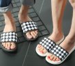 画像4: Unisex check pattern damier shower sandals　男女兼用ユニセックスフラットソフトボトムダミエ格子柄フリップフロップサンダルシャワーサンダル ビーチサンダル　 (4)