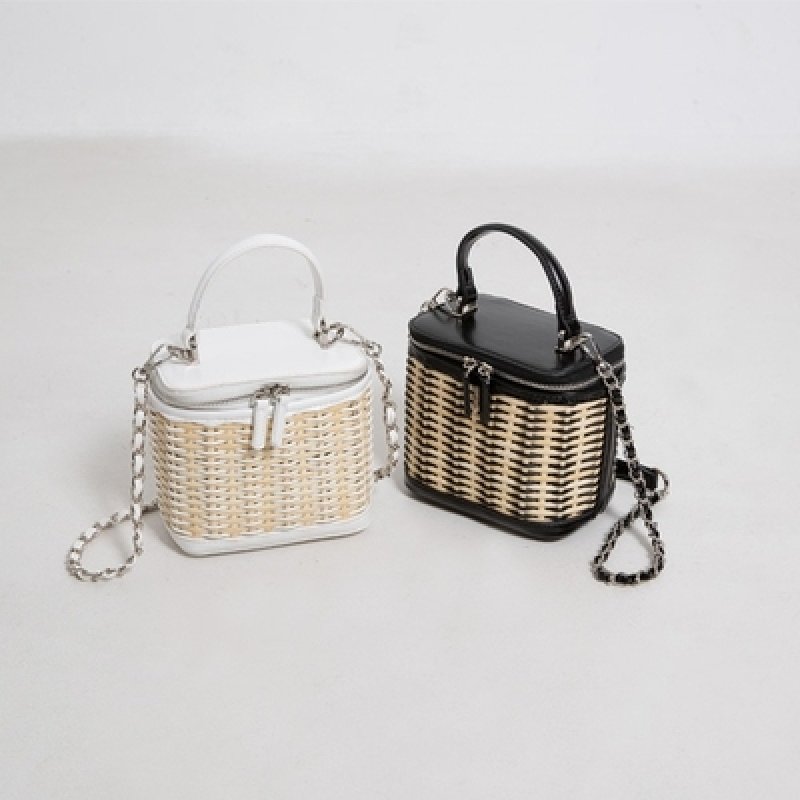画像4: Woman’s grass woven rattan bag woven portable  box small square messenger bag   ポータブルボックス型ハンドバック　斜め掛け (4)