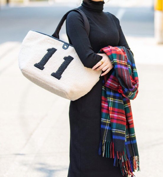 画像1: Woman’s lamb hair  large capacity commuter tote shoulder bag plush bag  　ナンバー11ウールファートートショルダーバッグ (1)