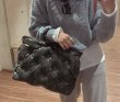 画像4: Quilted tote bag with down　ダウン入りキルティングサークルハンドルトートバック  (4)