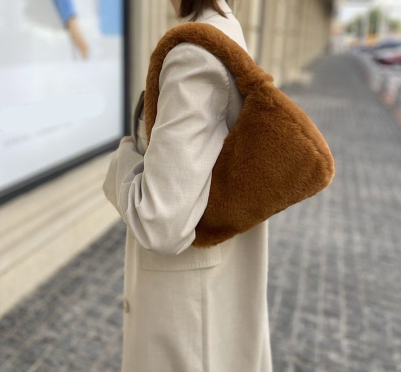 画像10: Woman’s plush one shoulder small bag zebra pattern underarm bag ファーワンショルダー トートショルダーバッグ  (10)