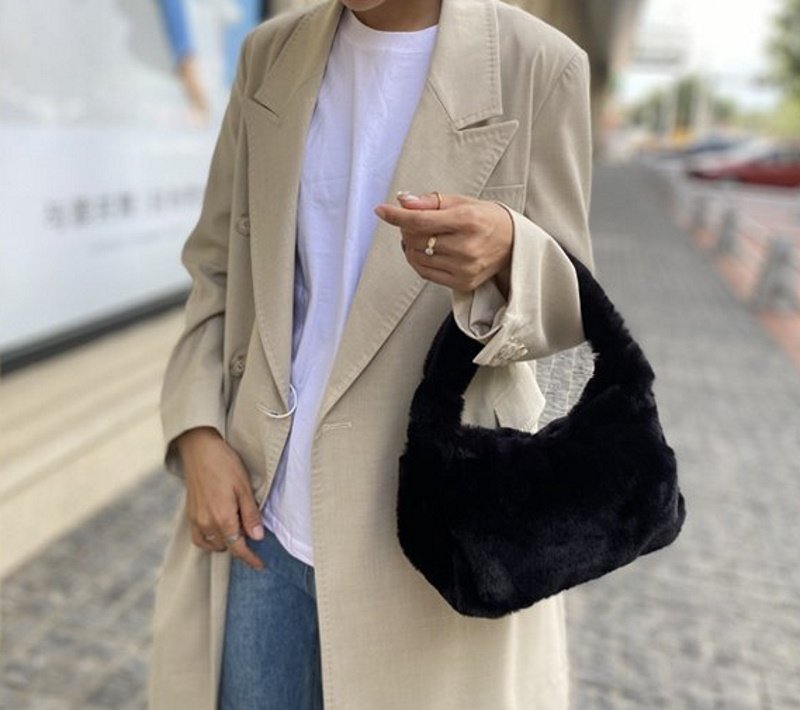 画像11: Woman’s plush one shoulder small bag zebra pattern underarm bag ファーワンショルダー トートショルダーバッグ  (11)