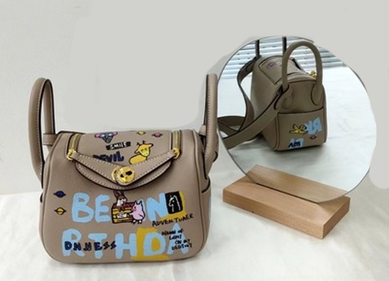 画像9: Woman cartoon graffiti Lindy bag pillow bag portable messenger bag  グラフィックペイントミニトートショルダー２WAYバッグ (9)