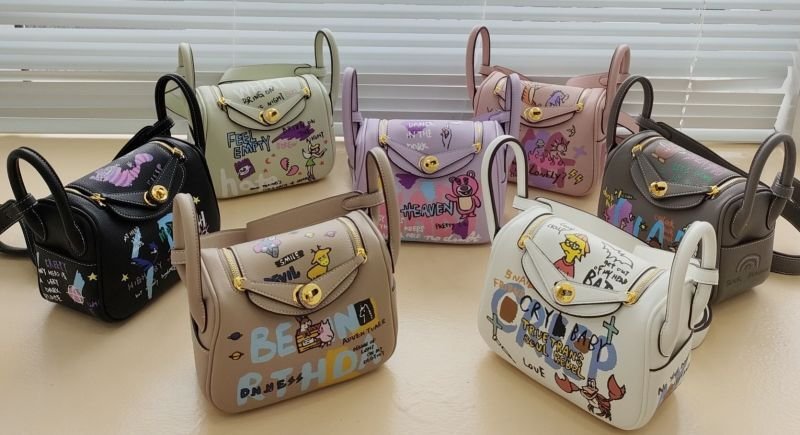 画像11: Woman cartoon graffiti Lindy bag pillow bag portable messenger bag  グラフィックペイントミニトートショルダー２WAYバッグ (11)