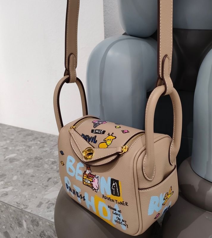 画像10: Woman cartoon graffiti Lindy bag pillow bag portable messenger bag  グラフィックペイントミニトートショルダー２WAYバッグ (10)