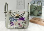 画像4: Woman cartoon graffiti Lindy bag pillow bag portable messenger bag  グラフィックペイントミニトートショルダー２WAYバッグ (4)