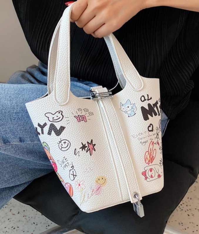 画像4: Woman’s Bear graphic paint  bucket Tote shoulder bag グラフィックベア熊プリント バケットバッグトート ショルダー ポシェット ハンドバック  (4)
