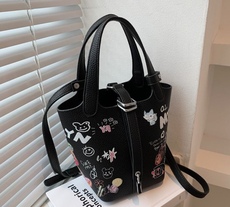 画像6: Woman’s Bear graphic paint  bucket Tote shoulder bag グラフィックベア熊プリント バケットバッグトート ショルダー ポシェット ハンドバック  (6)