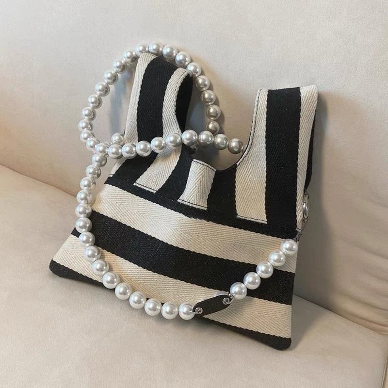 画像2: black and white striped wild design pearl chain portable messenger bag ストライプパールチェーンポータブルメッセンジャートートショルダーポシェットバッグ (2)