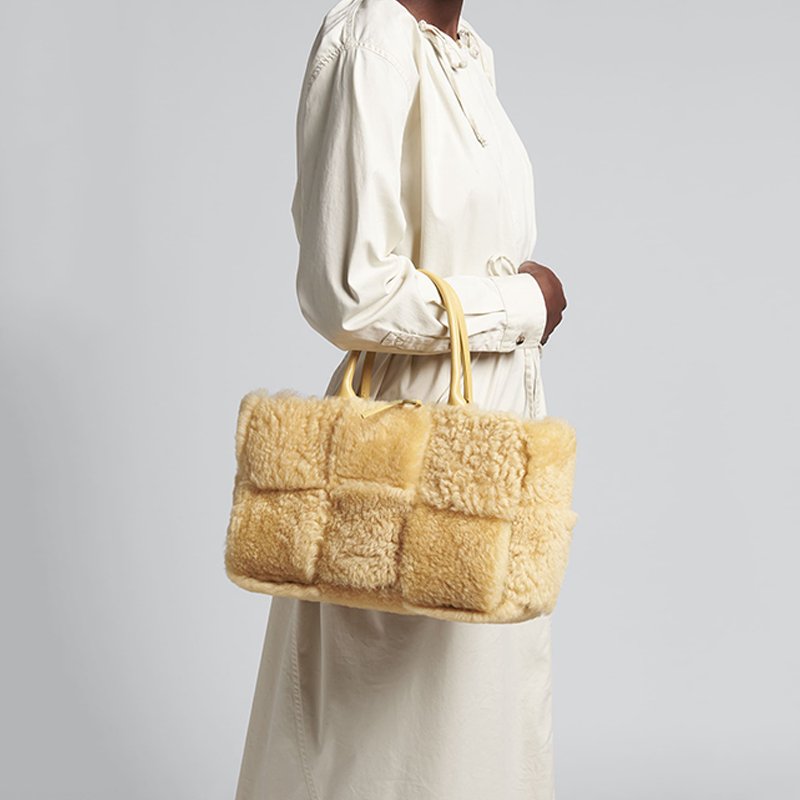 画像2: lamb wool single-shoulder woven tote bag  ラムヘアトートバッグ (2)