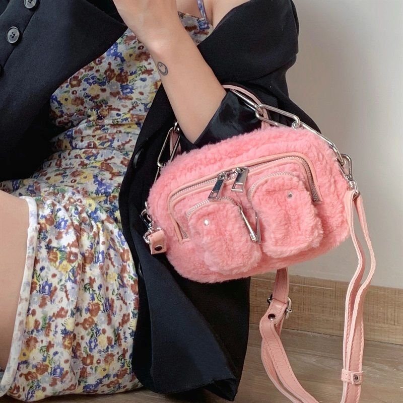 画像7: plush underarm chain small bag ファーチェーンショルダーストラップトート ショルダーミニバッグ (7)