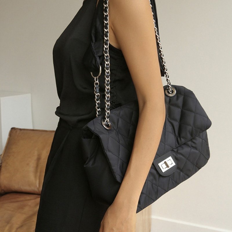 画像1:  large capacity Quilted chain Tote shoulder bag 　キルティングチェーンラージキャパシティートート ショルダーバッグ  (1)