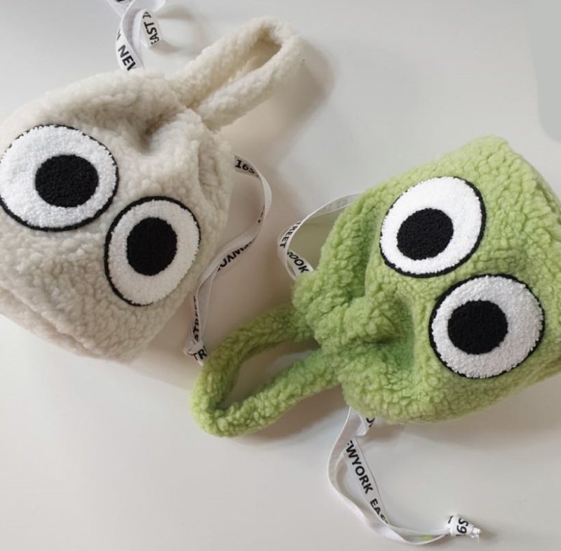 画像2: Eyeball Fur drawstring tote bag アイボール目玉付きファー巾着トートバッグ (2)