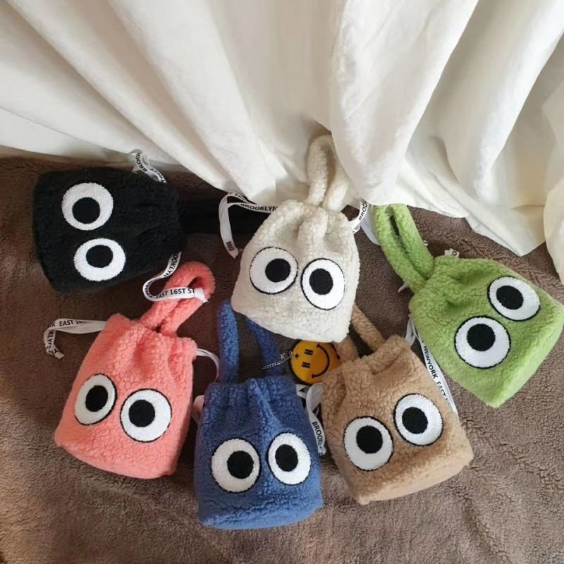 画像4: Eyeball Fur drawstring tote bag アイボール目玉付きファー巾着トートバッグ (4)