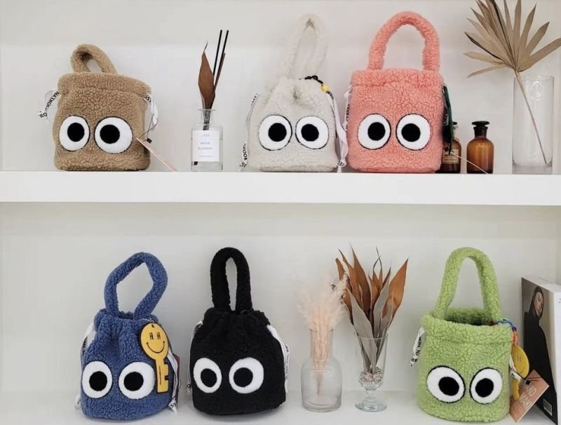 画像11: Eyeball Fur drawstring tote bag アイボール目玉付きファー巾着トートバッグ (11)