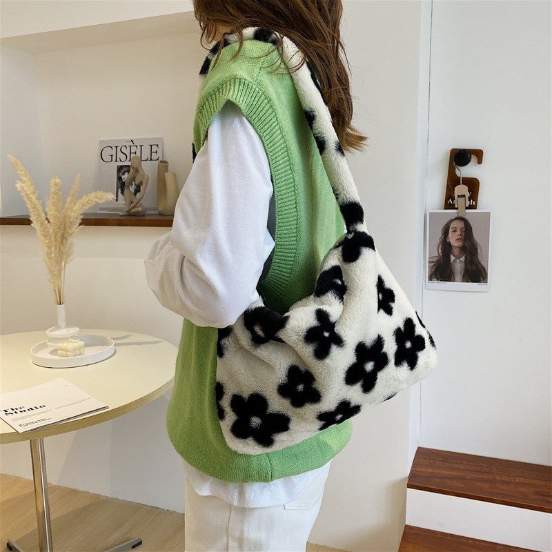 画像2: Y2K fluffy faux fur Daisy Flower  Hobo Bag ファーデイジー フラワートート ホーボー ショルダーバッグ  (2)