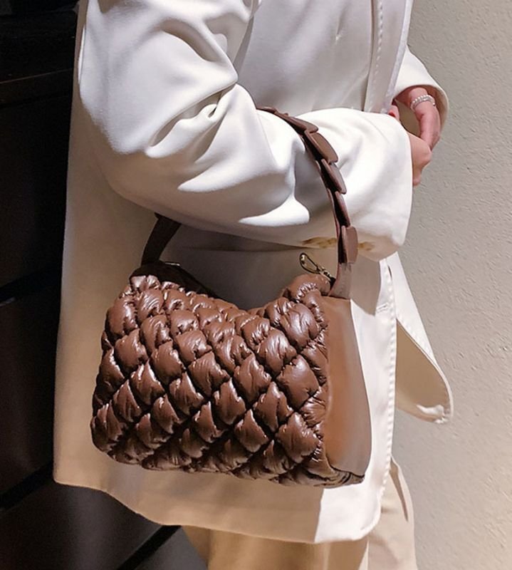 画像9: Leather Down Quilted Cylindrical Drawstring Tote Shoulder Bag  レザー ダウンキルティング 筒形巾着トートショルダーバッグ (9)