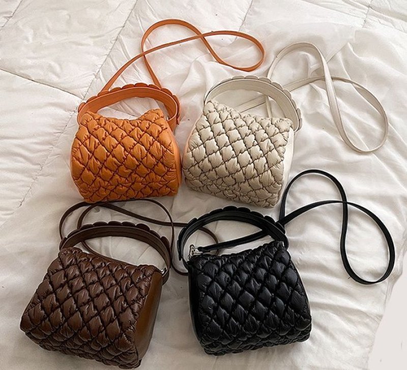 画像8: Leather Down Quilted Cylindrical Drawstring Tote Shoulder Bag  レザー ダウンキルティング 筒形巾着トートショルダーバッグ (8)