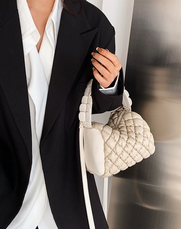 画像6: Leather Down Quilted Cylindrical Drawstring Tote Shoulder Bag  レザー ダウンキルティング 筒形巾着トートショルダーバッグ (6)