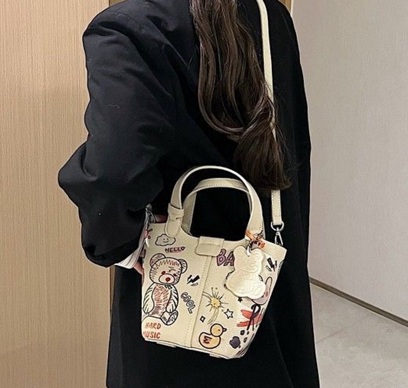 画像3: Bear graphic paint drawstring tote shoulder bag ベアグラフィックペイント巾着トートショルダーバッグ (3)