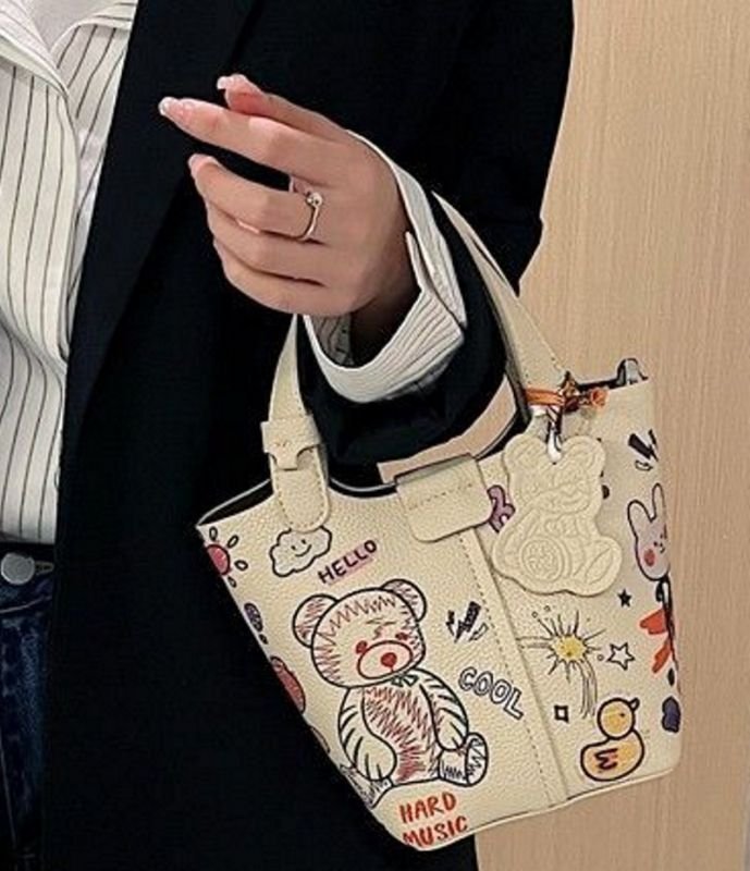 画像2: Bear graphic paint drawstring tote shoulder bag ベアグラフィックペイント巾着トートショルダーバッグ (2)