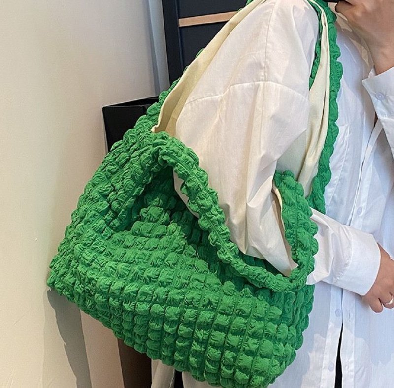 画像10: down  pleated waffle shoulder tote bag  絞りキルティングダウンワッフルショルダートートフレンチバッグ (10)