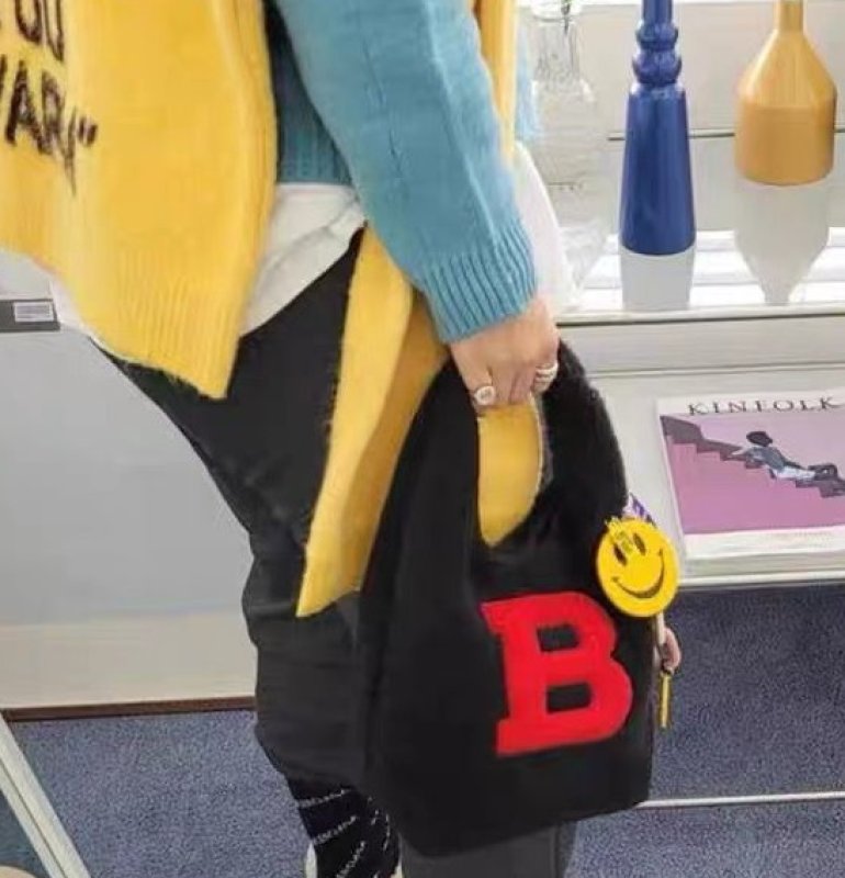 画像8: alphabet logo tote bag アルファベットロゴモコモコファーワンショルダートートバッグ (8)