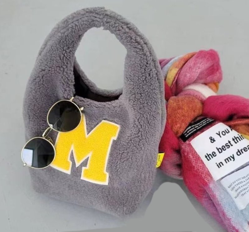 画像9: alphabet logo tote bag アルファベットロゴモコモコファーワンショルダートートバッグ (9)