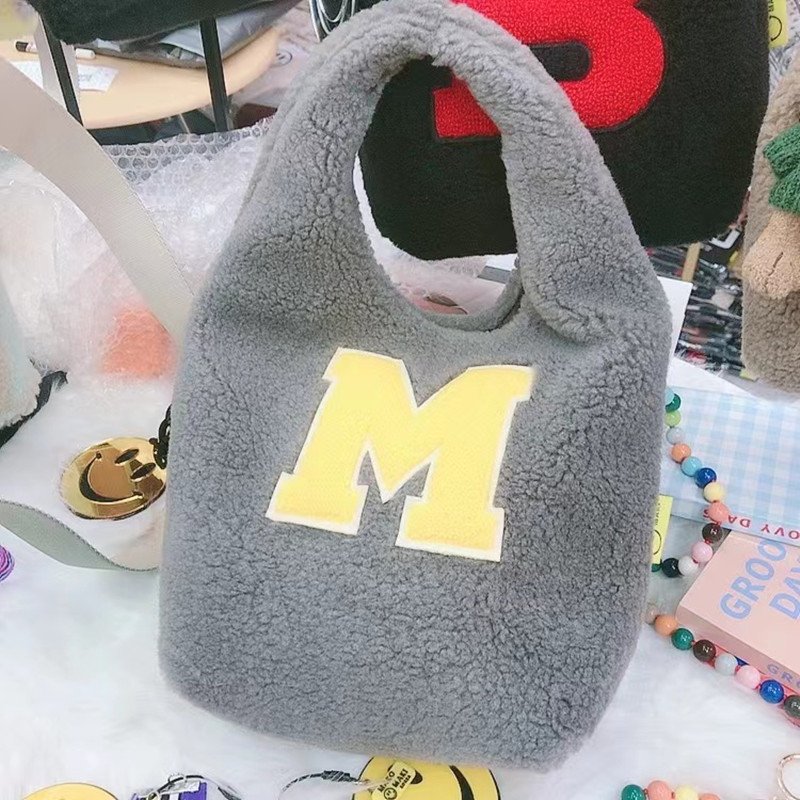 画像2: alphabet logo tote bag アルファベットロゴモコモコファーワンショルダートートバッグ (2)