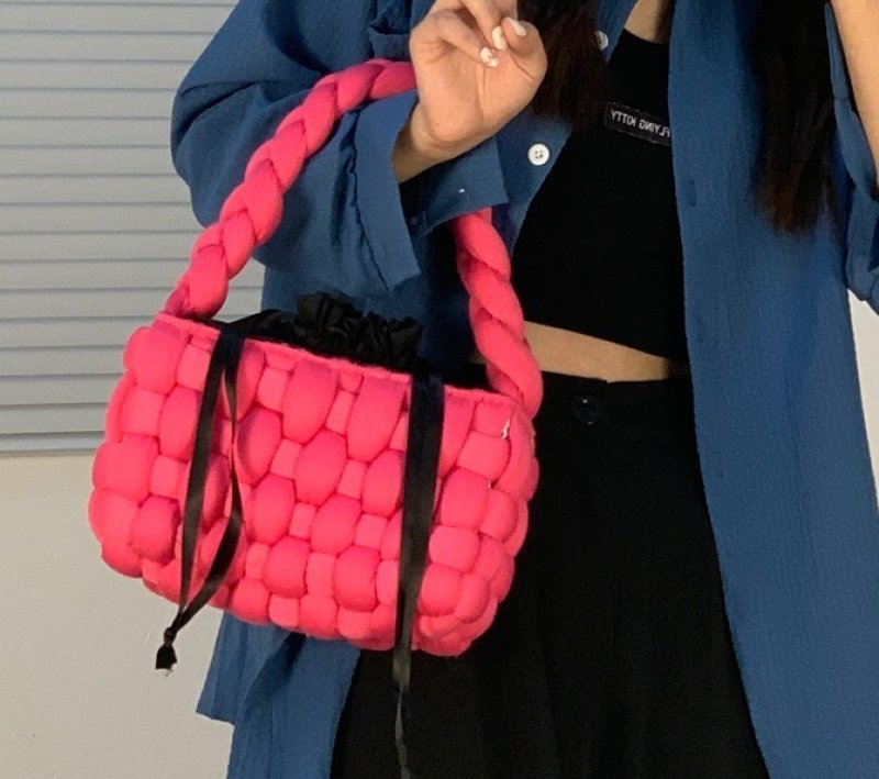 画像8: hand-knitted from thick wool handbag tote shoulder  bag 極太ウール編みハンドメイドスタイルアンダーアームトートショルダーバッグ (8)