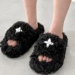 画像4:  cross pin fur sandals slippers 　クロスピン付きモコモコファーサンダルスリッパ    (4)