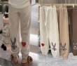 画像2: Unisex Bugs Bunny x Heart Embroidered Sweatpants　男女兼用 ユニセックス バッグスバニー×ハート刺繍スウェットパンツ  (2)