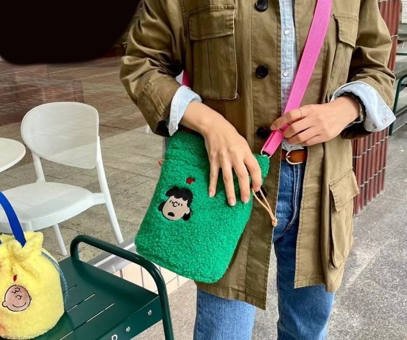 画像7: snoopy fur bag tote  Bag　スヌーピーファーモコモコトートバッグ (7)