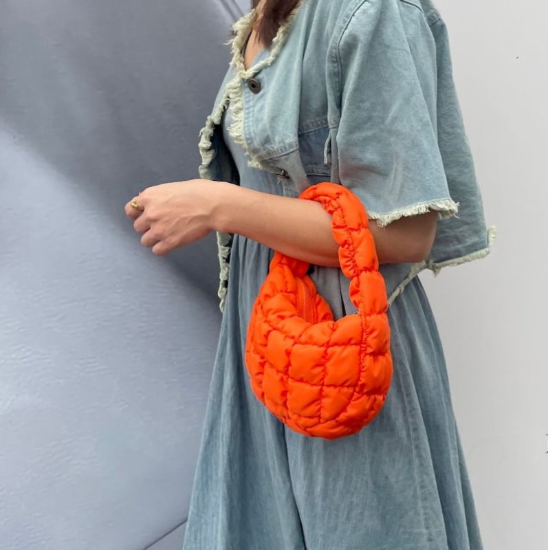 画像3: Quilted diaphragm down mini underarm bag tote shoulder bag キルティング絞りダウンミニ アンダーアームバッグ トートショルダーバッグ (3)