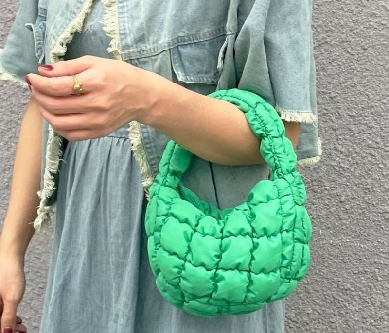 画像2: Quilted diaphragm down mini underarm bag tote shoulder bag キルティング絞りダウンミニ アンダーアームバッグ トートショルダーバッグ (2)