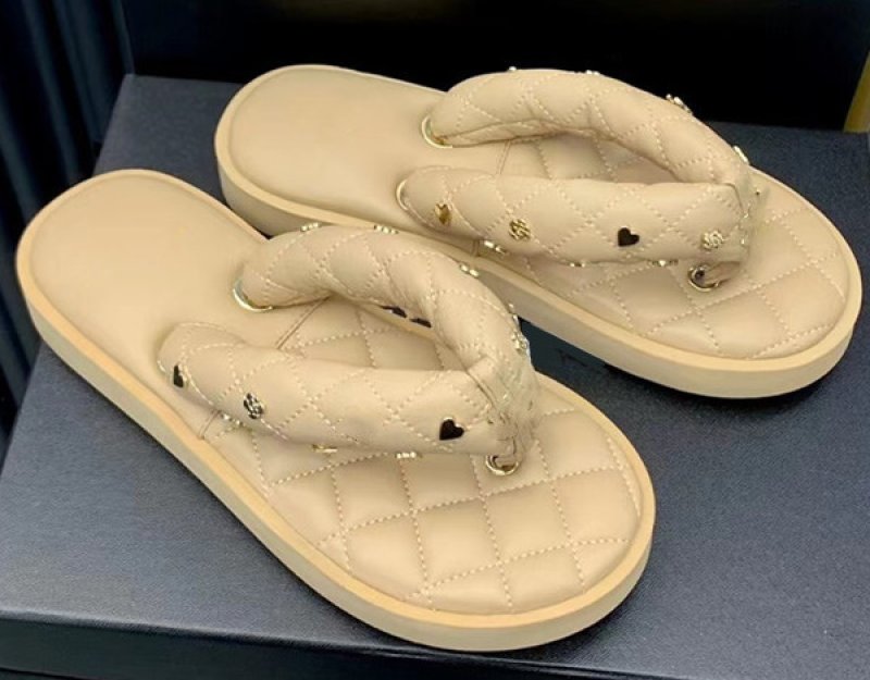 画像3: quilted leather thong sandals slippers  キルティングレザーゴールドチャーム付きトングサンダル スリッパフリップフロップビーチサンダル (3)