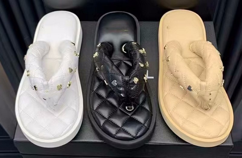 画像4: quilted leather thong sandals slippers  キルティングレザーゴールドチャーム付きトングサンダル スリッパフリップフロップビーチサンダル (4)